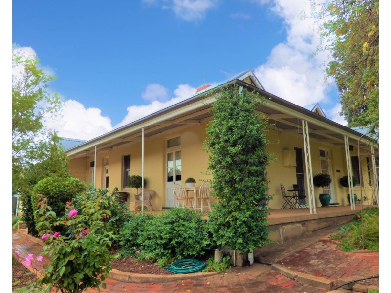 18 East Street, Parkes NSW 2870