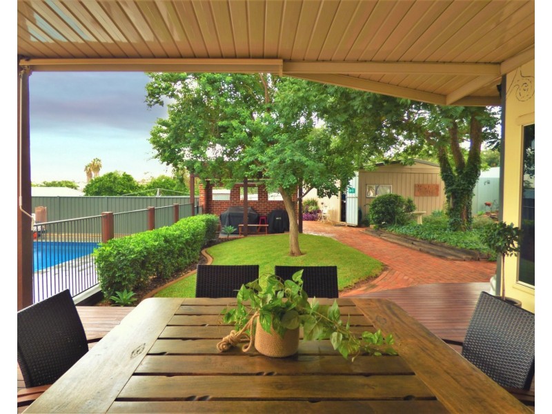 18 East Street, Parkes NSW 2870