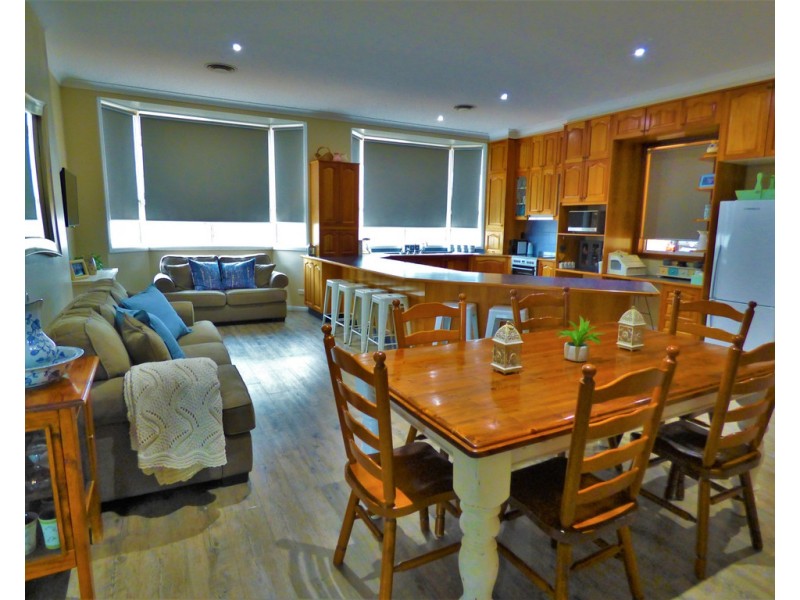 18 East Street, Parkes NSW 2870