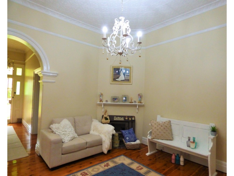 18 East Street, Parkes NSW 2870