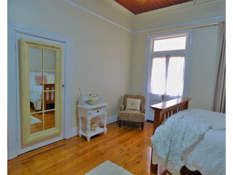 18 East Street, Parkes NSW 2870