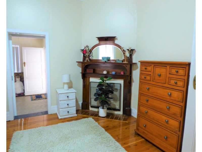 18 East Street, Parkes NSW 2870