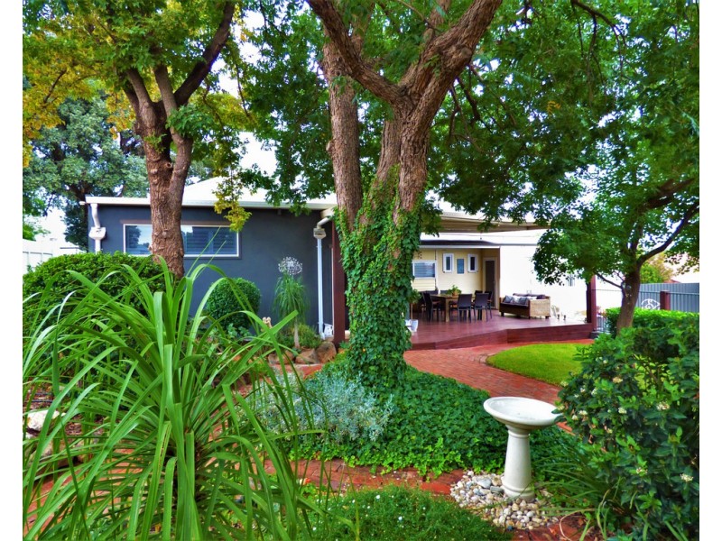 18 East Street, Parkes NSW 2870