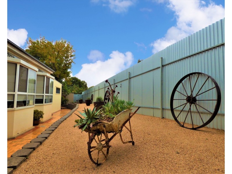 18 East Street, Parkes NSW 2870