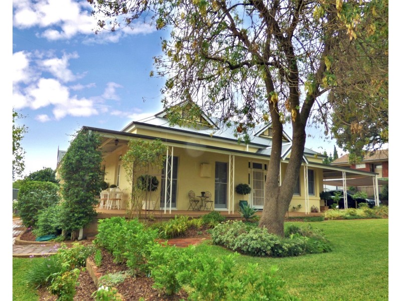 18 East Street, Parkes NSW 2870