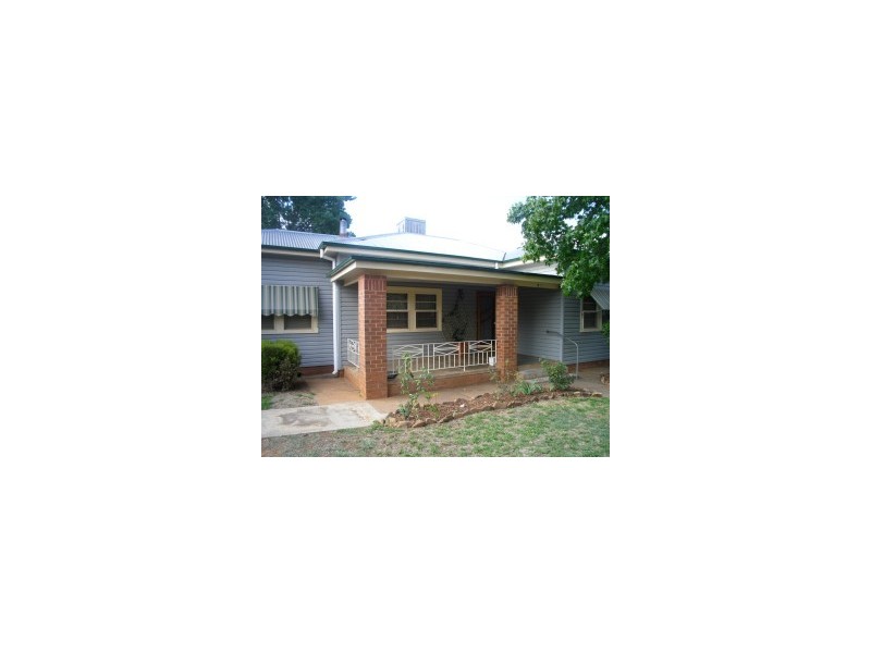 8 carrington Street, Parkes NSW 2870