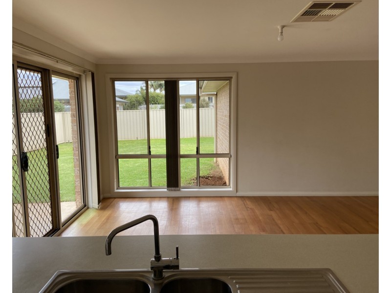 3 Monastery Close, Parkes NSW 2870