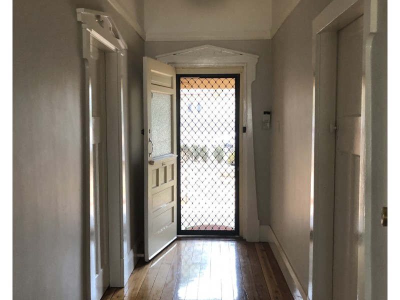 1 Keast Street, Parkes NSW 2870