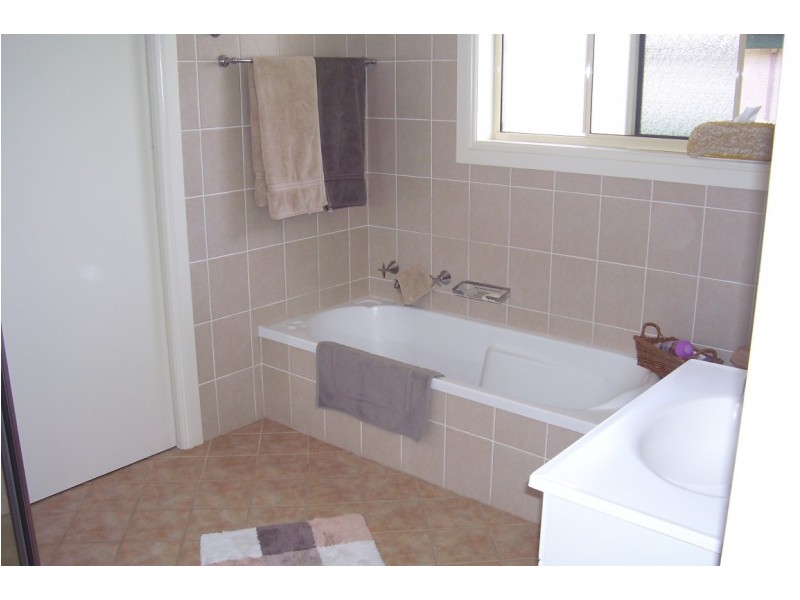 2/10 Thornbury Street, Parkes NSW 2870