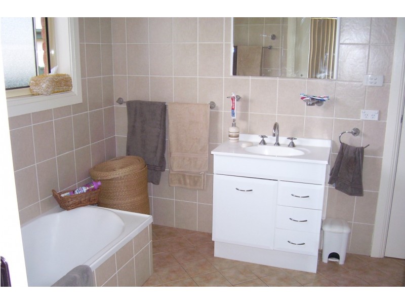 2/10 Thornbury Street, Parkes NSW 2870