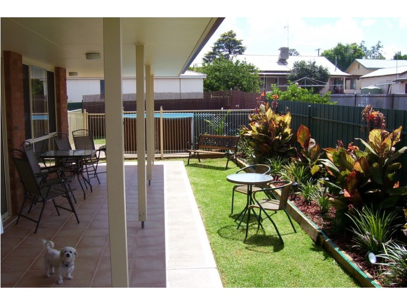 2/10 Thornbury Street, Parkes NSW 2870