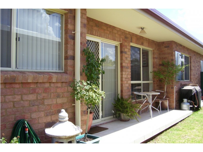 2/10 Thornbury Street, Parkes NSW 2870