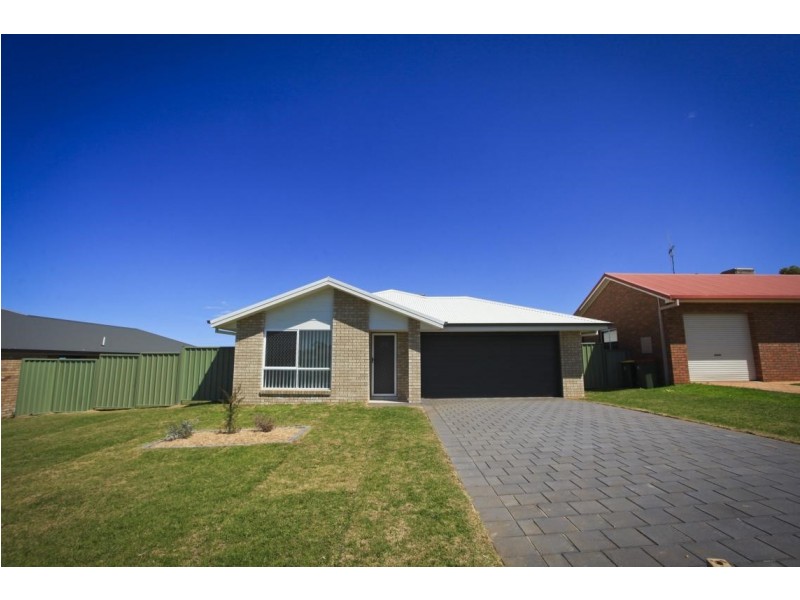 5 Warragrah Place, Parkes NSW 2870
