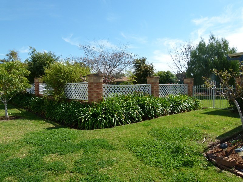 2 McMillan Place, Forbes NSW 2871