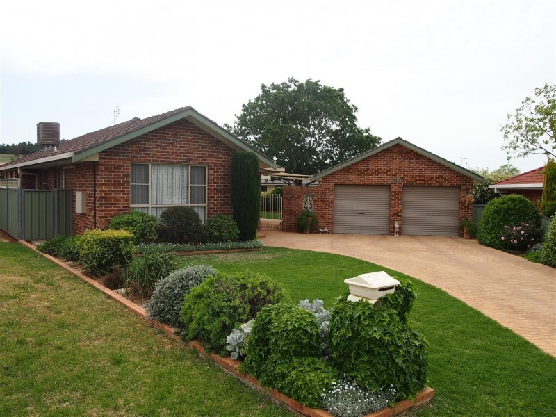 9 Cobden Place, Parkes NSW 2870