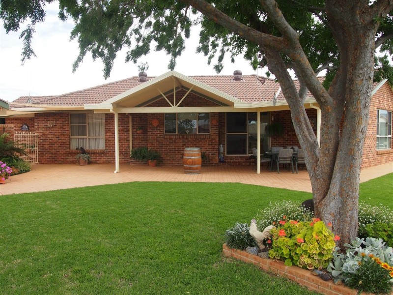 9 Cobden Place, Parkes NSW 2870