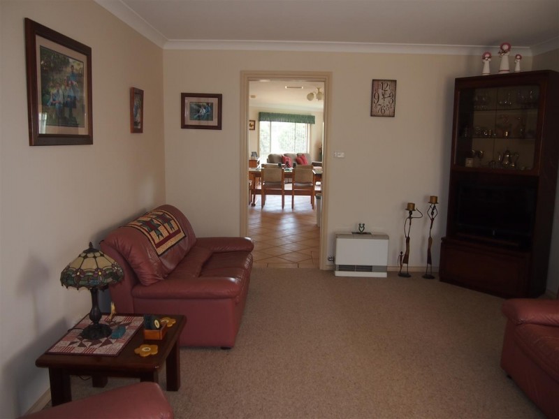 9 Cobden Place, Parkes NSW 2870