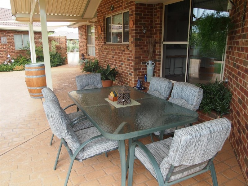 9 Cobden Place, Parkes NSW 2870