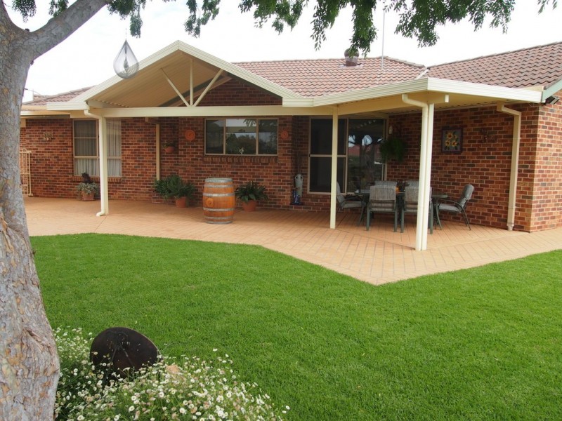 9 Cobden Place, Parkes NSW 2870