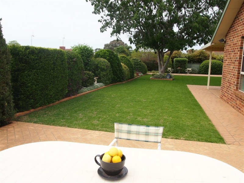 9 Cobden Place, Parkes NSW 2870
