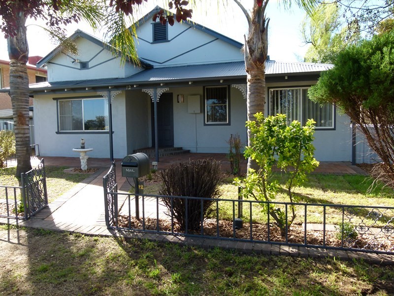 12 Renfree Street, Forbes NSW 2871