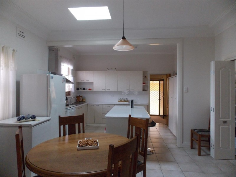 24 Armstrong Street, Parkes NSW 2870