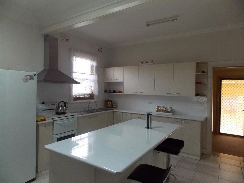 24 Armstrong Street, Parkes NSW 2870