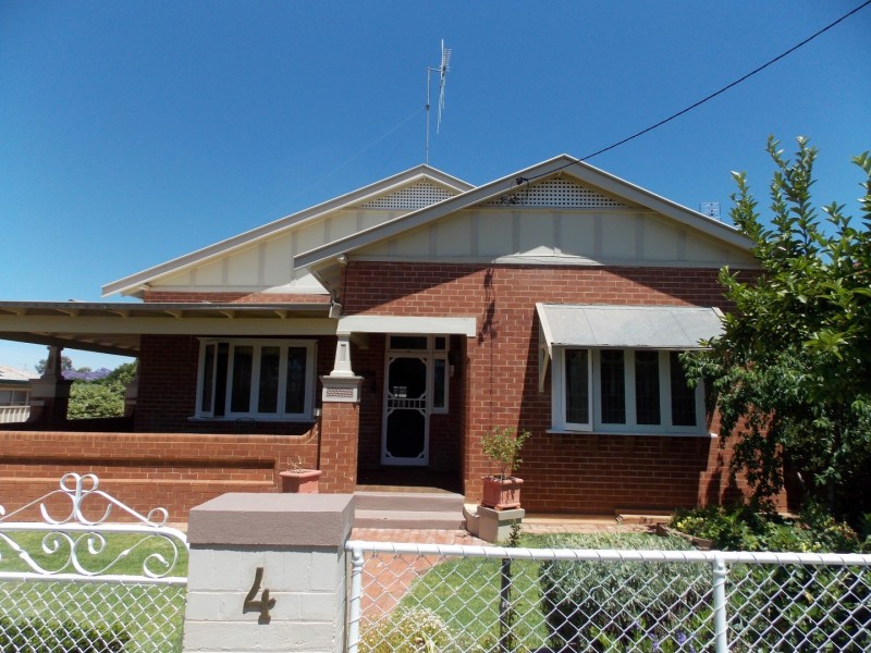 4 Metcalfe Street, Parkes NSW 2870