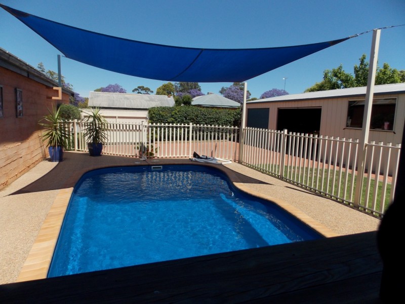 4 Metcalfe Street, Parkes NSW 2870