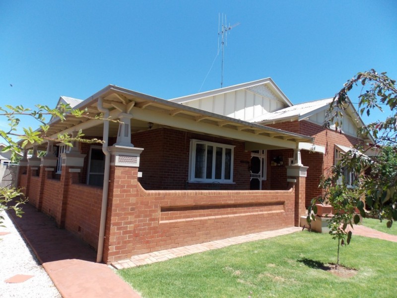 4 Metcalfe Street, Parkes NSW 2870