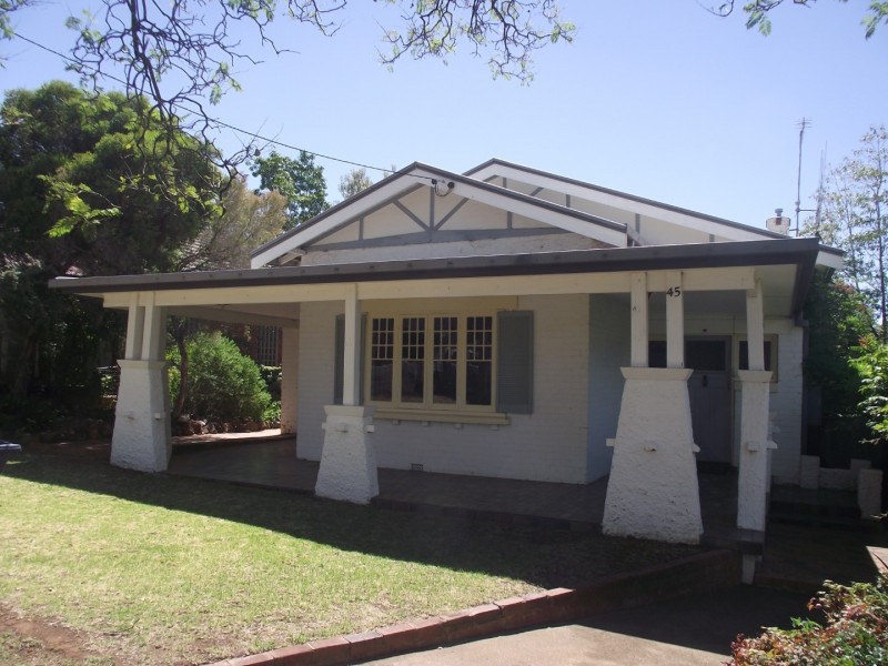 45 East Street, Parkes NSW 2870