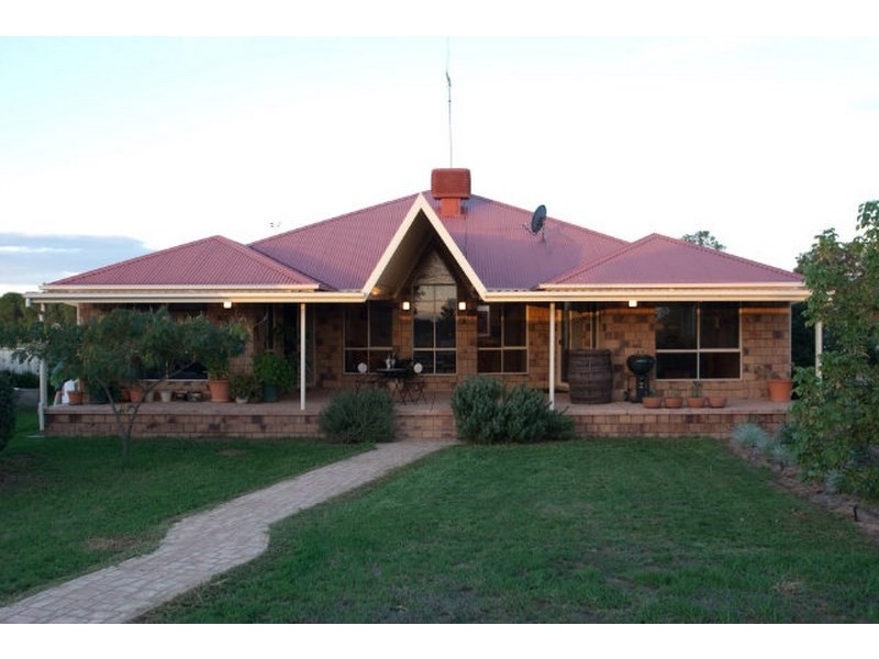 17 College Road, Forbes NSW 2871