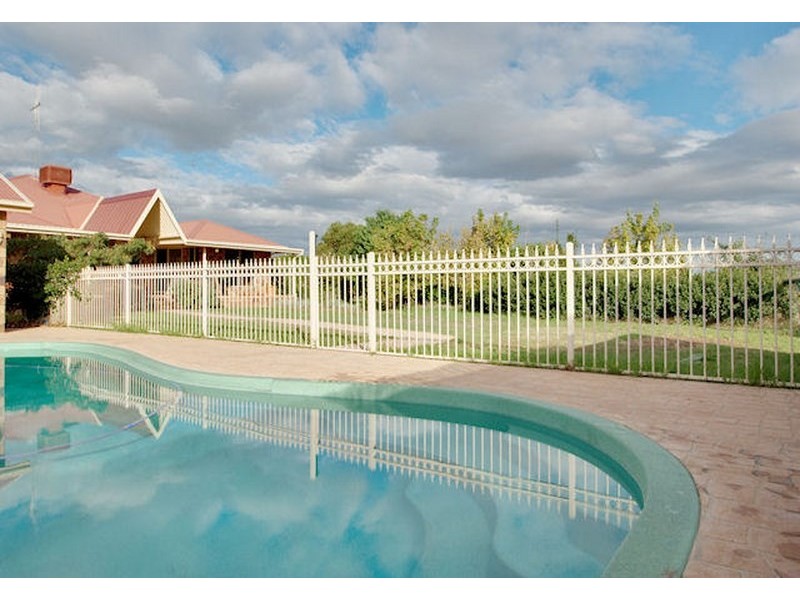 17 College Road, Forbes NSW 2871