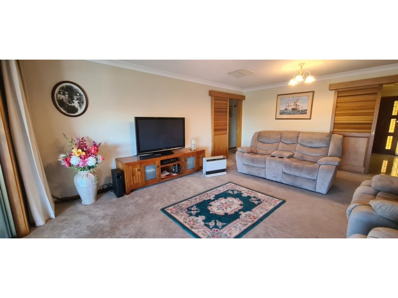 15 Mendos Place, Parkes NSW 2870