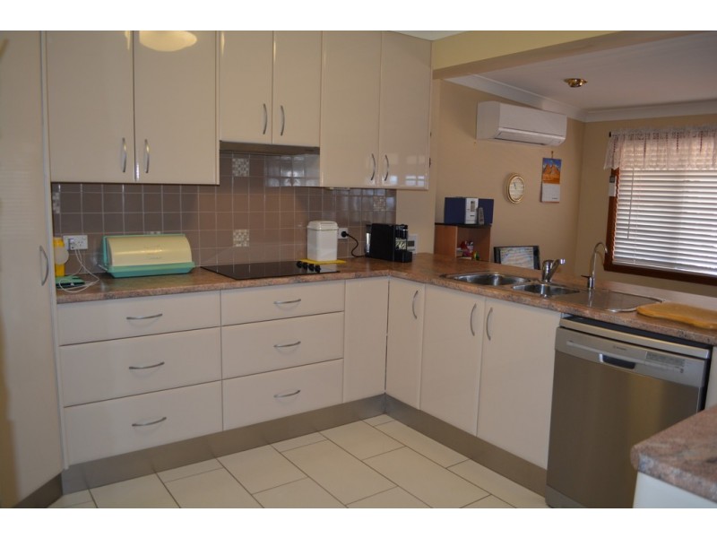 15 Mendos Place, Parkes NSW 2870