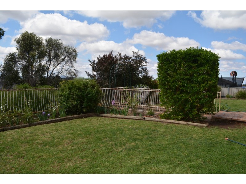 15 Mendos Place, Parkes NSW 2870