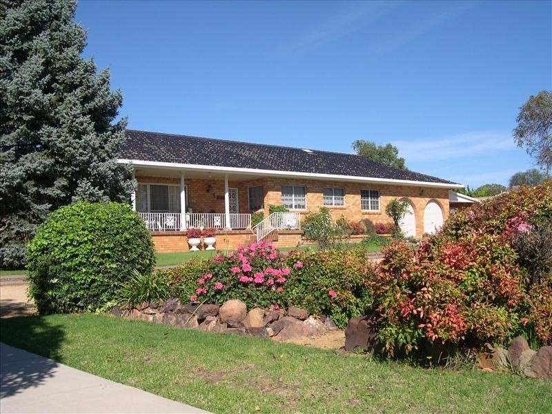 51 Warraderry Street, Grenfell NSW 2810