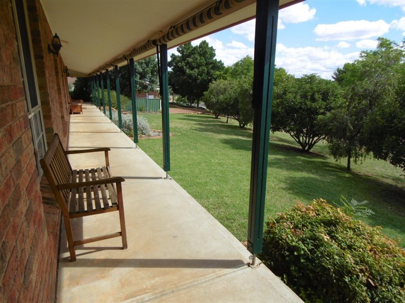 1 Glenburnie Close, Parkes NSW 2870