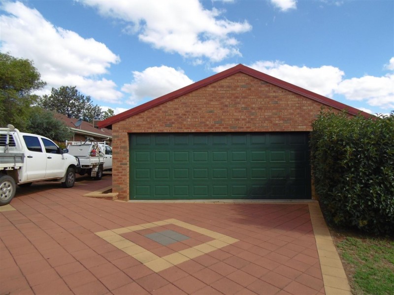 1 Glenburnie Close, Parkes NSW 2870