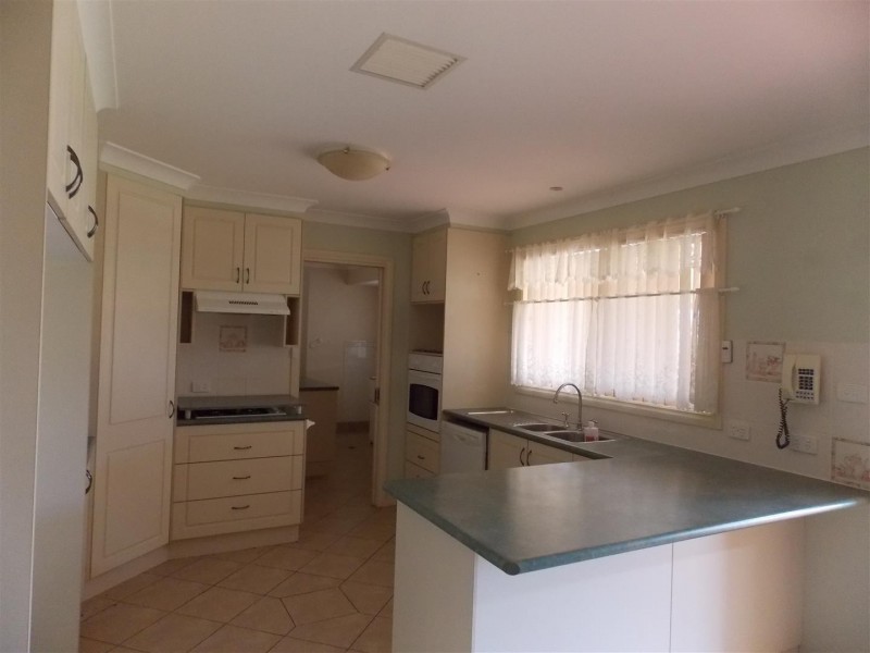 10 Noonan Street, Parkes NSW 2870