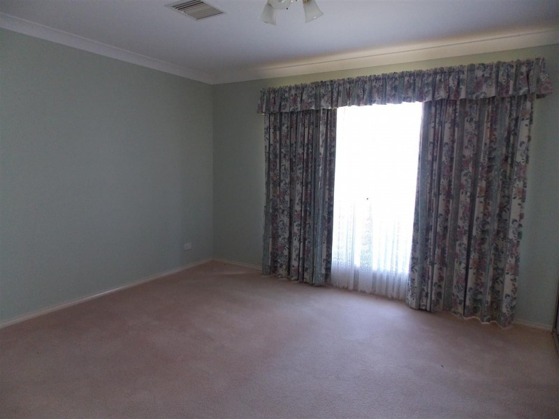 10 Noonan Street, Parkes NSW 2870