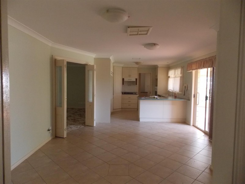 10 Noonan Street, Parkes NSW 2870