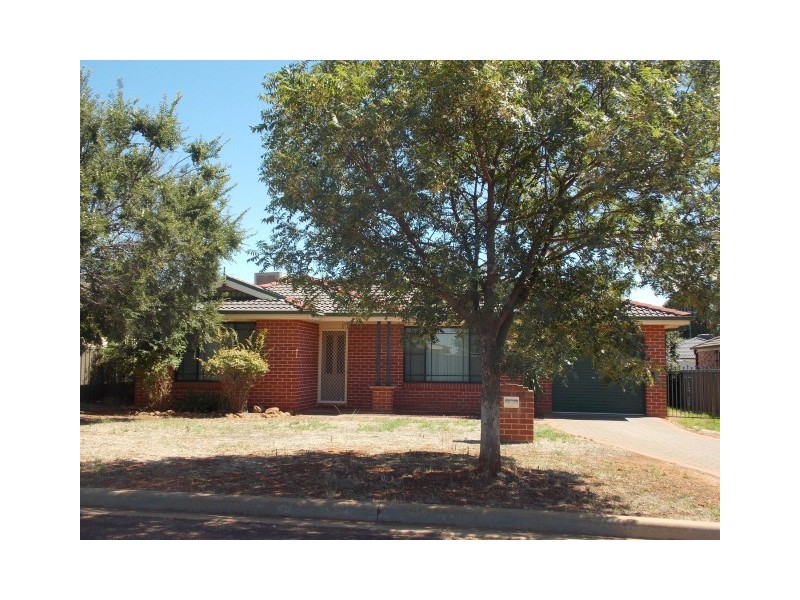 64 Best Street, Parkes NSW 2870