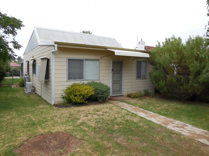 9 Webb St, Parkes NSW 2870