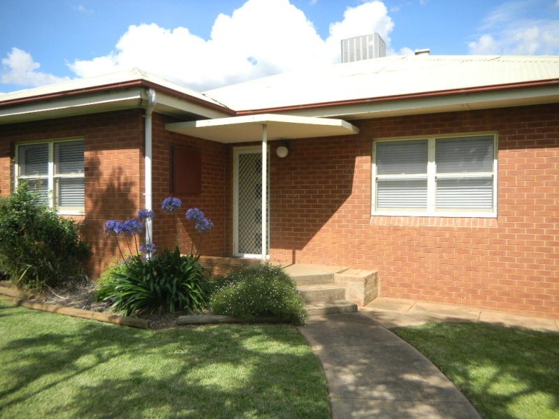 17 East Street, Parkes NSW 2870