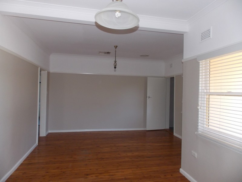 17 East Street, Parkes NSW 2870