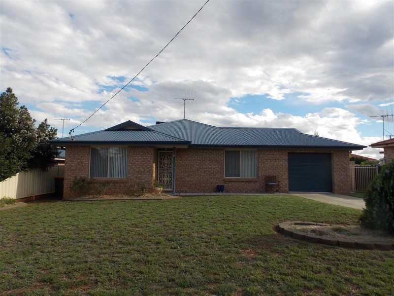 5 Guillan Place, Parkes NSW 2870
