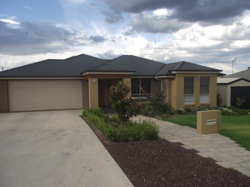 8 Vaucluse Place, Parkes NSW 2870