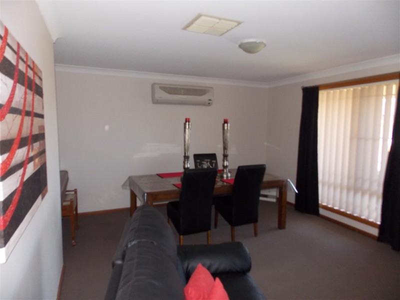 9 Glengowrie Close, Parkes NSW 2870