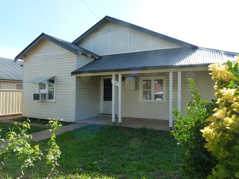 35 Underwood Street, Forbes NSW 2871